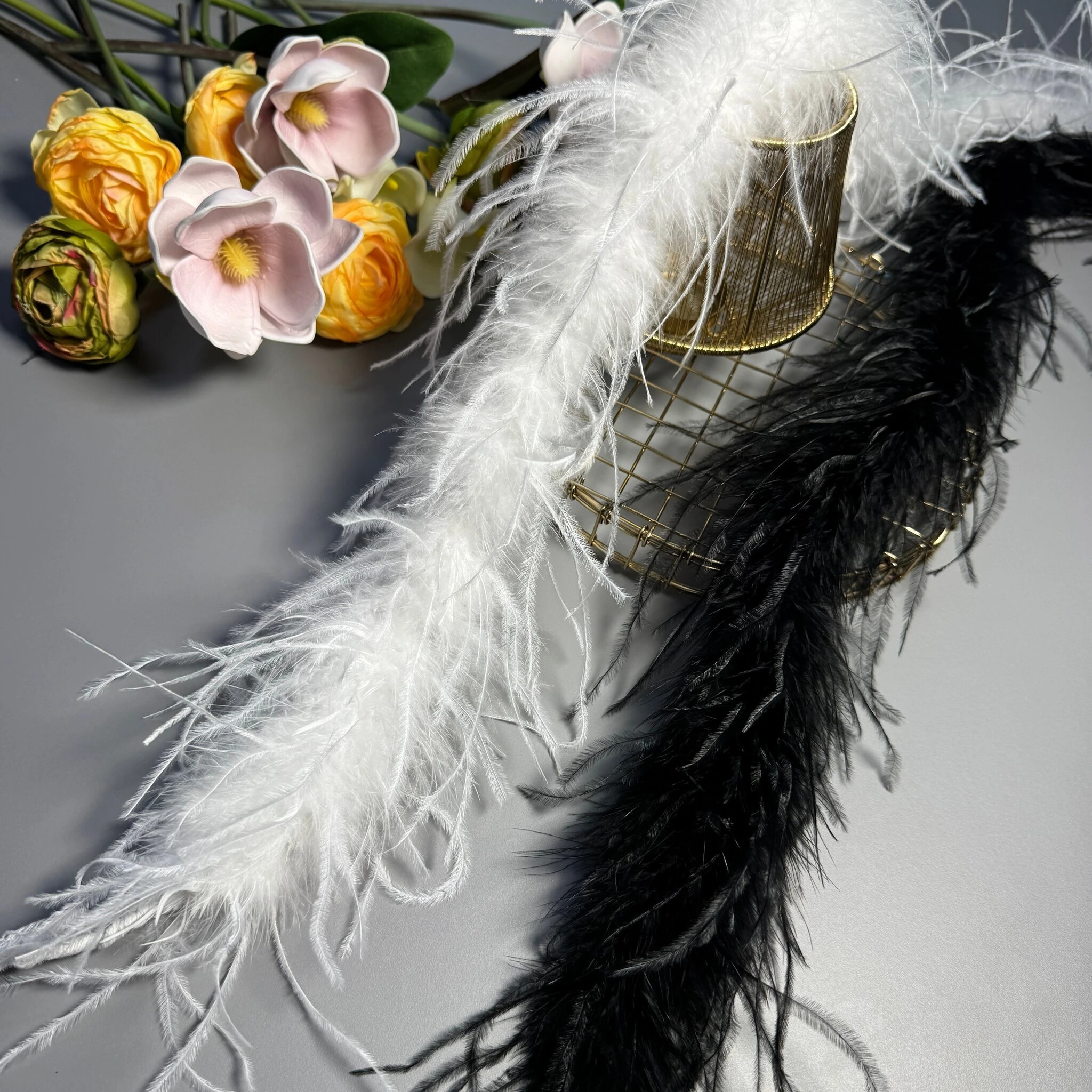 Пірʼя оптом — страусине, індички, пірʼя на тасьмі для сценічних костюмів і декору