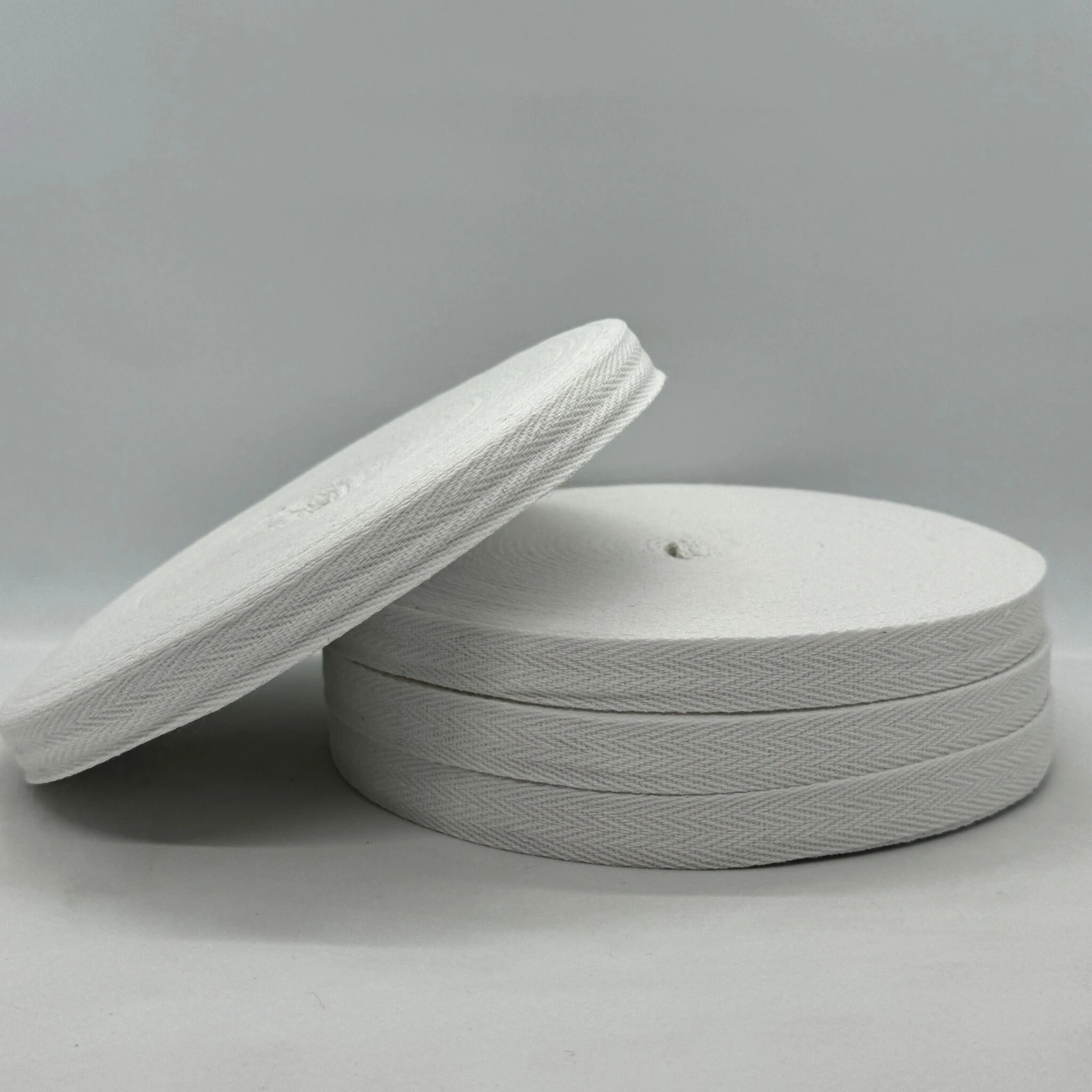 Стрічка кіпер оптом — ширини 5–40 мм, бавовна та полікотон, для окантування й підсилення швів