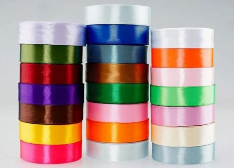 Атласна стрічка: де використовується і чому без неї не обійтись