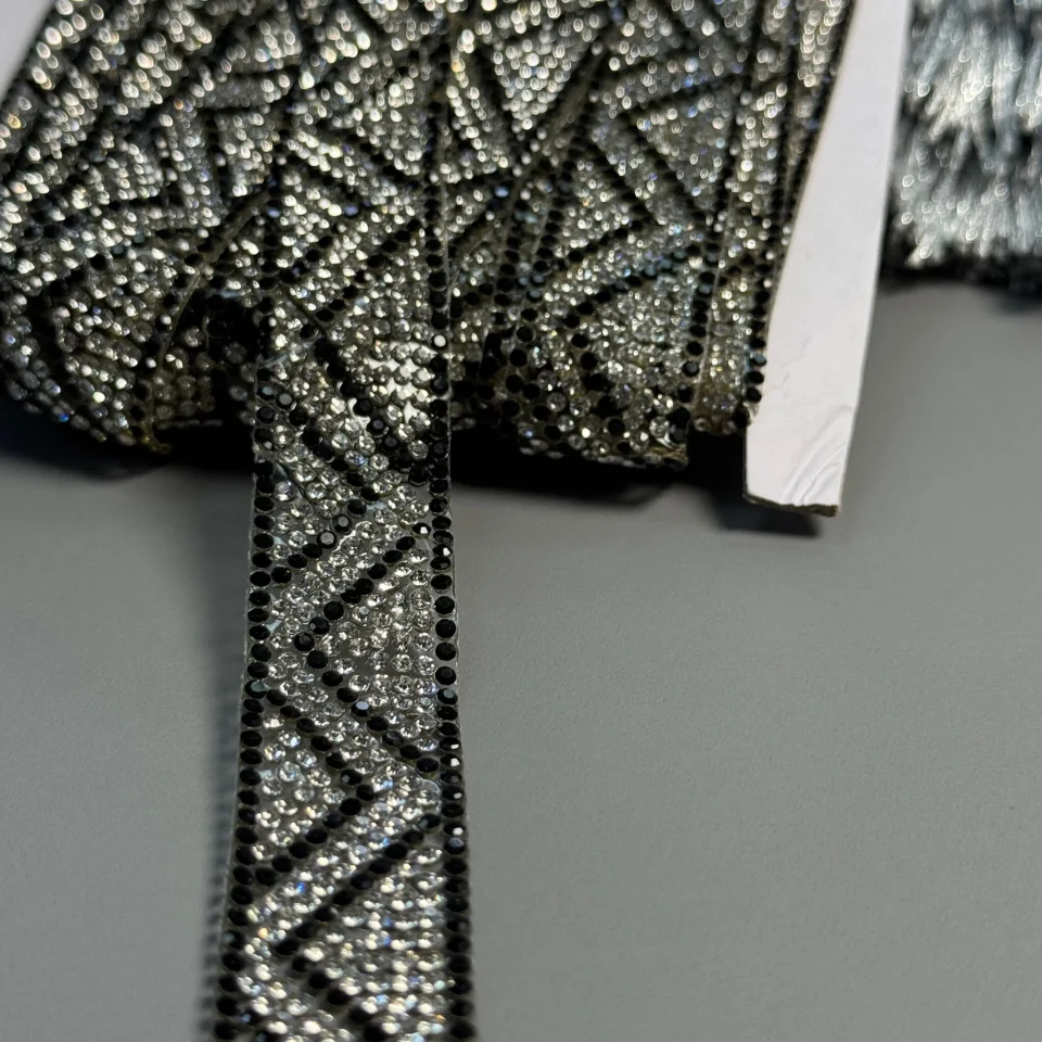 Тасьма клейова з стразами ss6-3 (10 метрів), прозорий+чорний