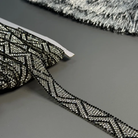 Тасьма клейова з стразами ss6-3 (10 метрів), прозорий+чорний