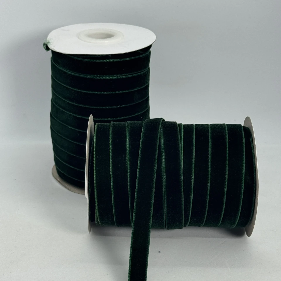 Стрічка оксамит 1 см (25 ярдів/22,75 м.), 93 темний зелений