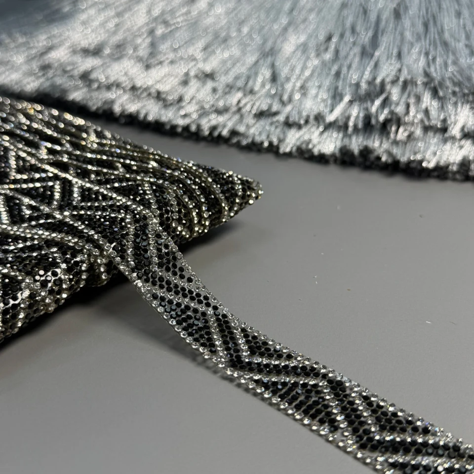 Тасьма клейова з стразами ss6-3 (10 метрів), чорний+прозорий