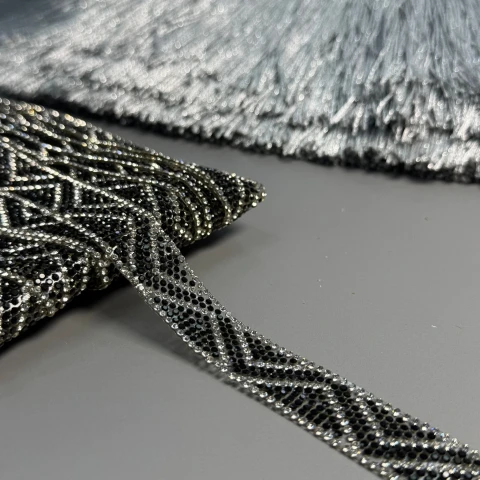 Тасьма клейова з стразами ss6-3 (10 метрів), чорний+прозорий