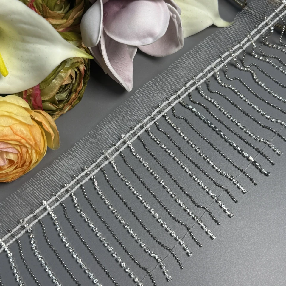 Бахрома з камінням та кульками 9 см (23 м), білий