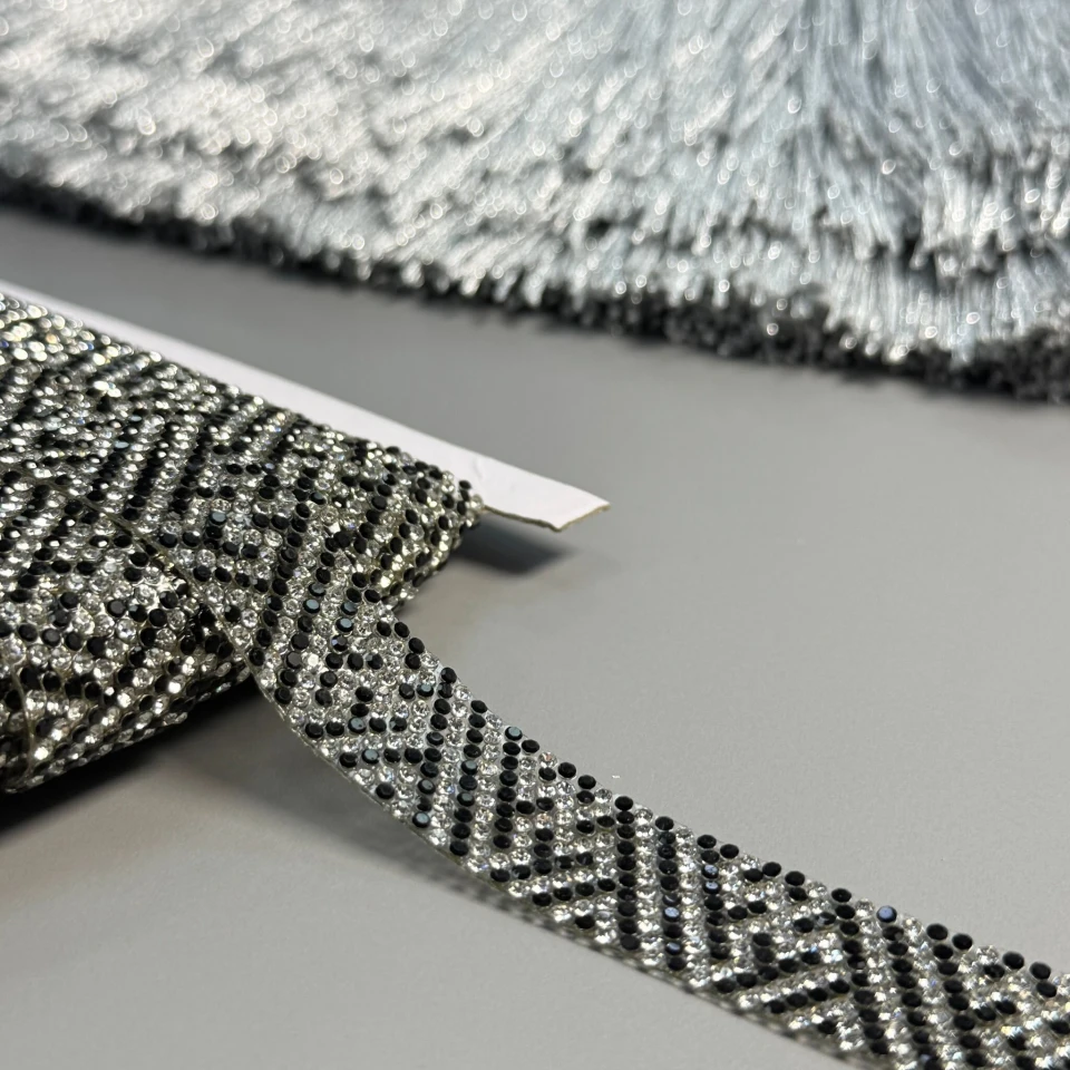 Тасьма клейова з стразами ss6-2 (10 метрів), прозрачний+чорний