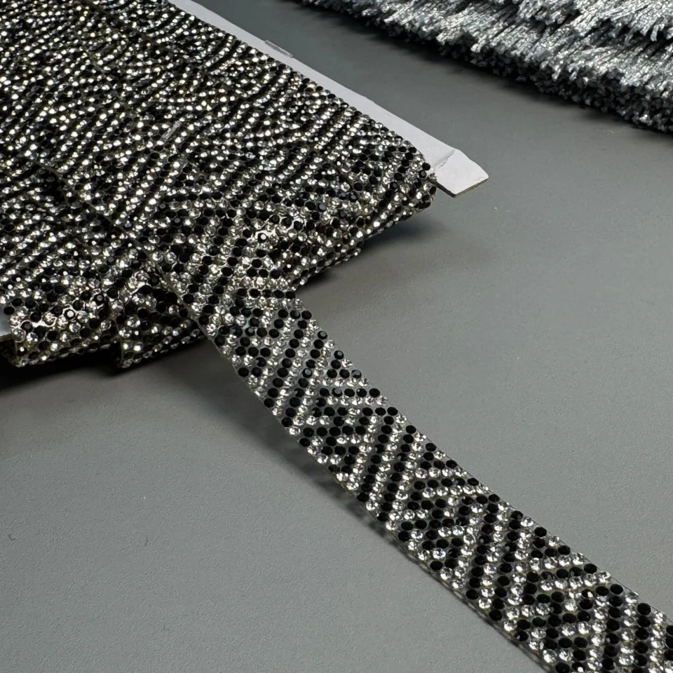 Тасьма клейова з стразами ss6-2 (10 метрів), чорний+прозорий