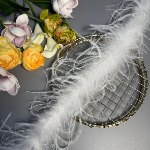 Пір'я страуса 9-11 см (2 метра), білий