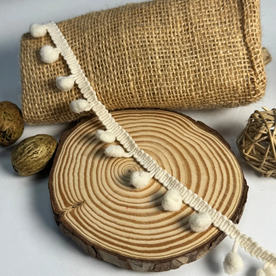 Тасьма з пампонами 6666-2 (20 ярдів/18,28 м.), 02 молочний