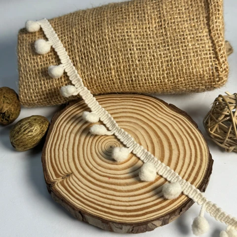 Тасьма з пампонами 6666-2 (20 ярдів/18,28 м.), 02 молочний