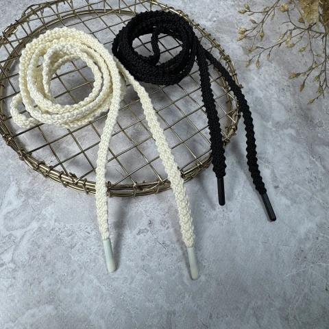 Шнурок в штани з хвилястим краем пласт. кінчик (140 см), чорний