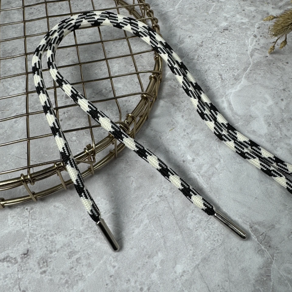 Шнурок в штаны Гусиная Лапка металлический наконечник (140 см), белый+чёрный