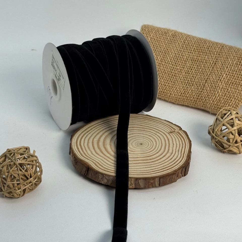 Стрічка оксамит еластична 1 см (25 ярдів/22,75 м), чорний