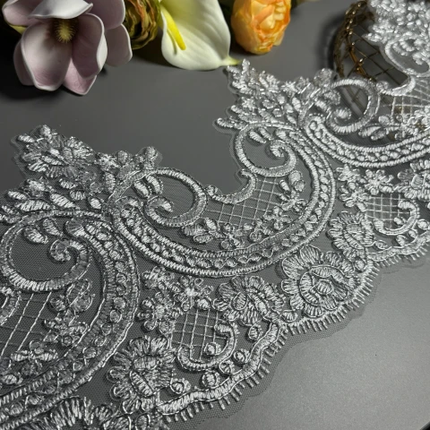 Мережево з кордовую ниткою та люрекс GD602854A 17 см.(16 ярдів/14.6 м.), срібло/теплий білий