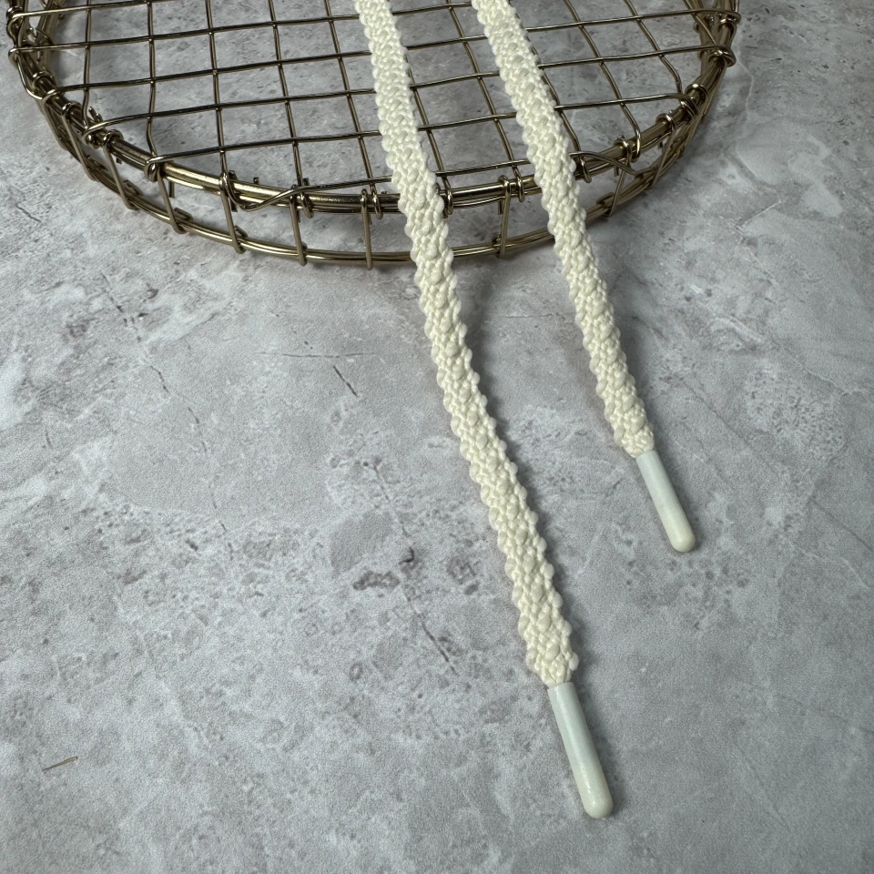 Шнурок в штаны с волнистым краем пласт. наконечник (140 см), молочный