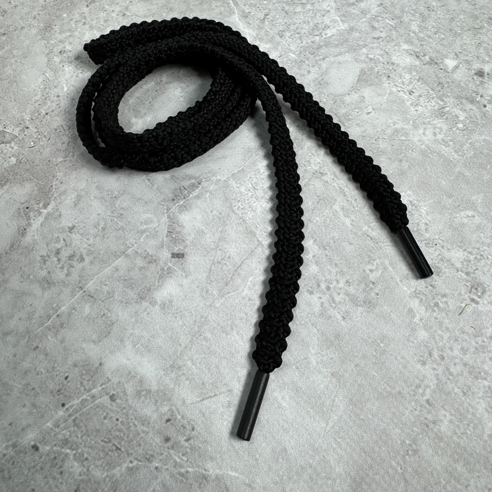 Шнурок в брюки с волнистым краем, металлический наконечник (140 см), чёрный