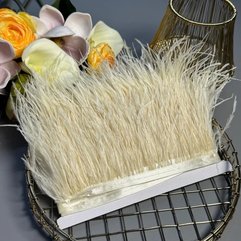 Пір'я на тасьмі 7-10 см (10 метрів), світлий молочний