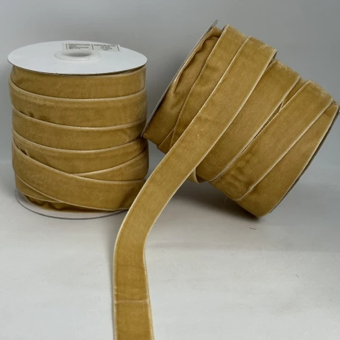 Стрічка оксамит 2 см (25 ярдів/22,75 м.), 06 світлий бежевий