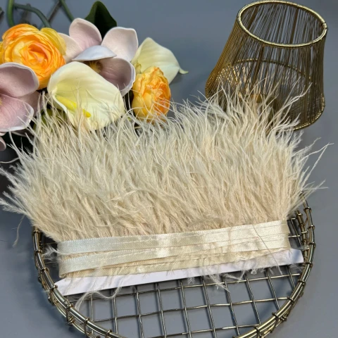 Пір'я на тасьмі 7-10 см (10 метрів), 4 світлий бежевий