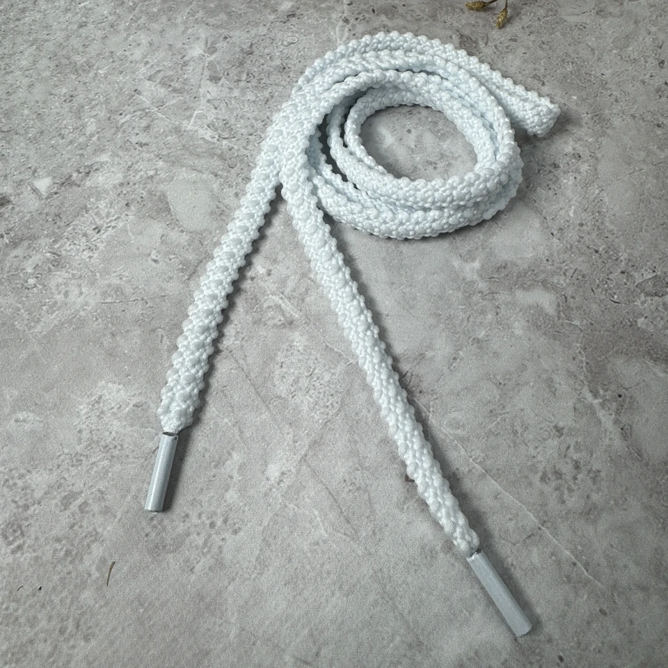 Шнурок в брюки с волнистым краем, металлический наконечник (140 см), Белый