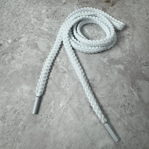 Шнурок в брюки с волнистым краем, металлический наконечник (140 см), Белый