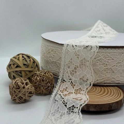 Мереживо поліестр кольорове 101 6 см (100 ярдів/91 м.), 18 молочний