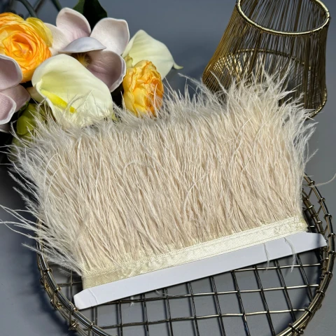 Пір'я на тасьмі 7-10 см (10 метрів), темний молочний