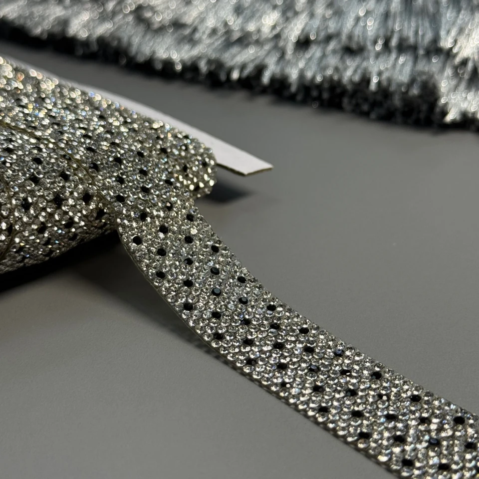 Тасьма клейова з стразами ss6-1 (10 метрів), прозорий+чорний